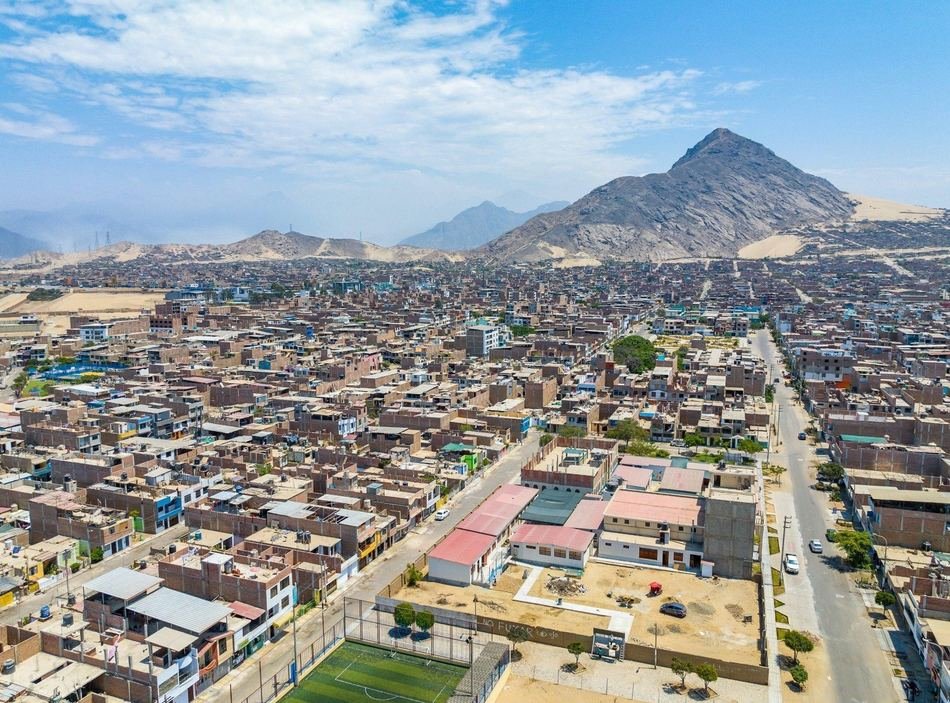 La ciudad extendida hasta el pie de un cerro