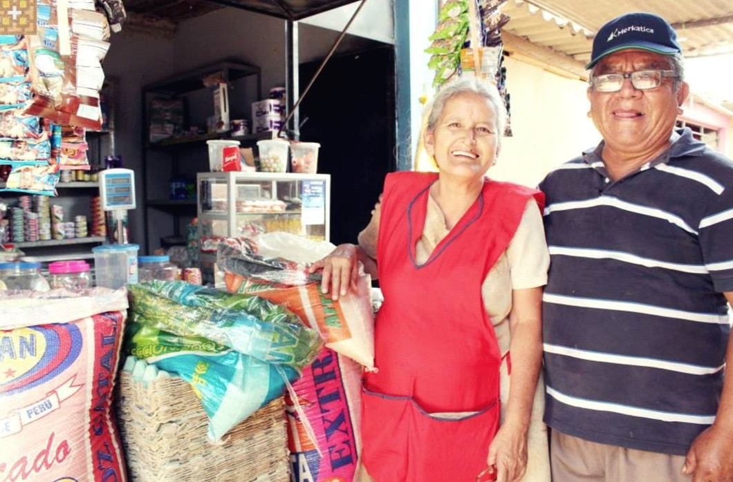 Una pareja de socios en la puerta de su bodega