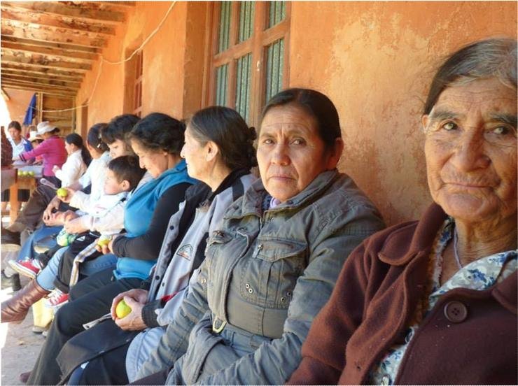 Un grupo de vecinas sentadas juntas en una reuni&oacute;n