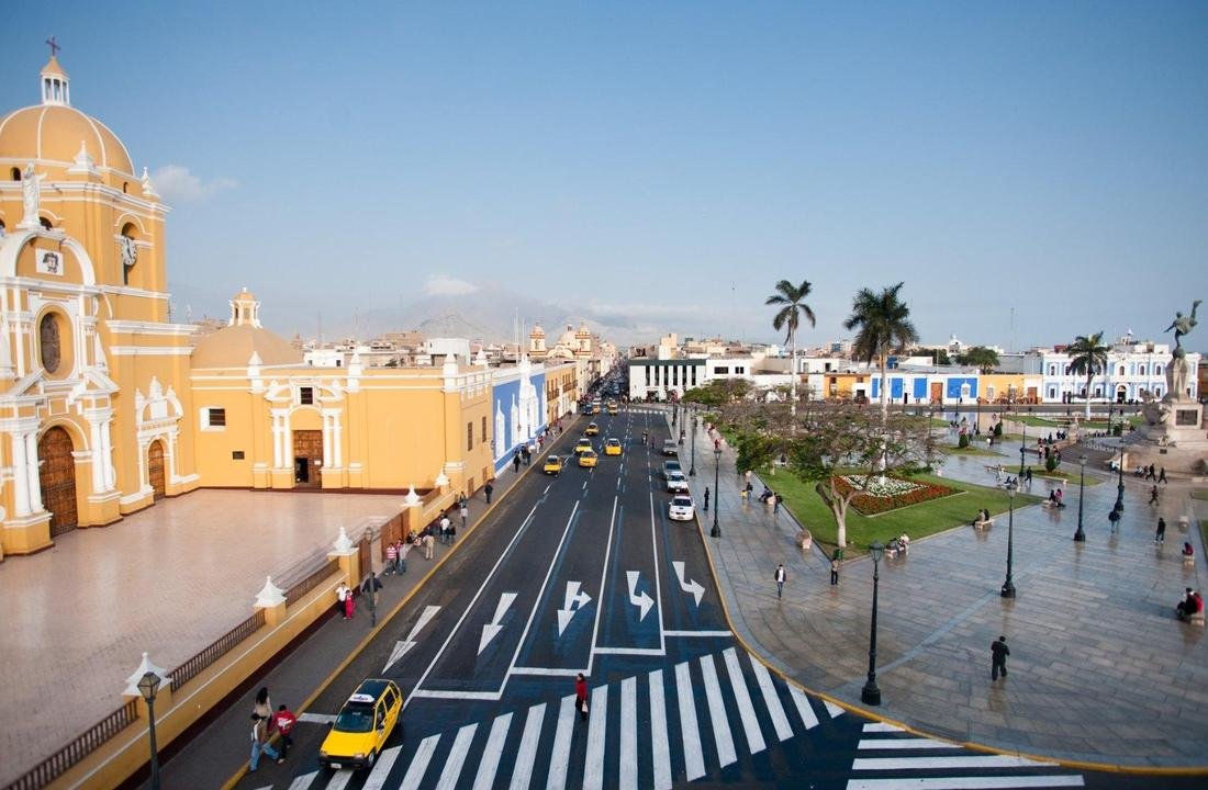 La catedral y la Plaza de Armas de Trujillo vistas desde arriba
